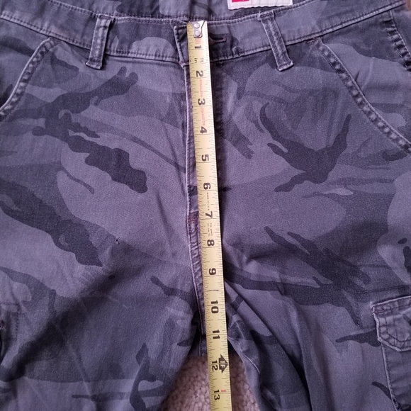 Lightly Used Men's Wrangler Grey Camo Tapered Cargo Pants - Picture 13 of 15